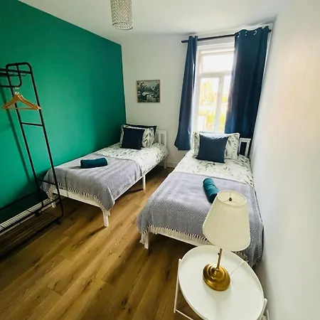Guest Rooms 15 Minutes To Central London Exterior photo