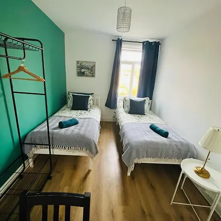 Guest Rooms 15 Minutes To Central London Exterior photo