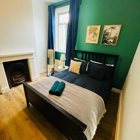 Guest Rooms 15 Minutes To Central London Exterior photo