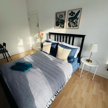 Guest Rooms 15 Minutes To Central London Exterior photo