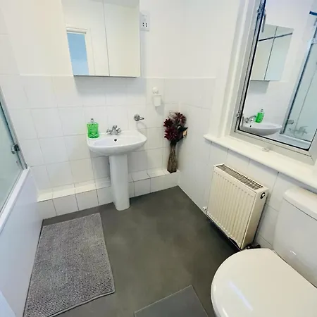 Guest Rooms 15 Minutes To Central London Exterior photo