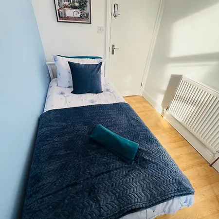 Guest Rooms 15 Minutes To Central London Exterior photo