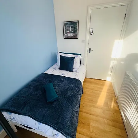 Guest Rooms 15 Minutes To Central London Exterior photo