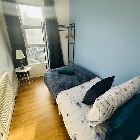 Guest Rooms 15 Minutes To Central London Exterior photo