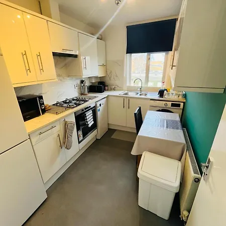 Guest Rooms 15 Minutes To Central London Exterior photo