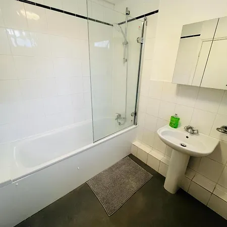 Guest Rooms 15 Minutes To Central London Exterior photo